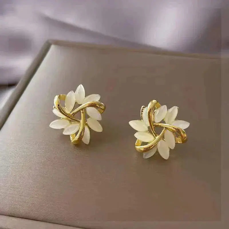 Goldene Blatt Weiße Opal Ohrstecker